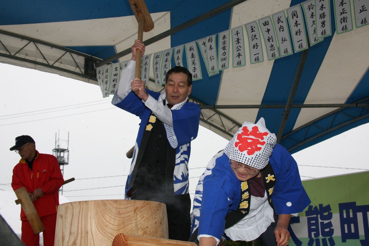 恒例のもちつき大会でかけ声と共にもちをつく渡辺町長