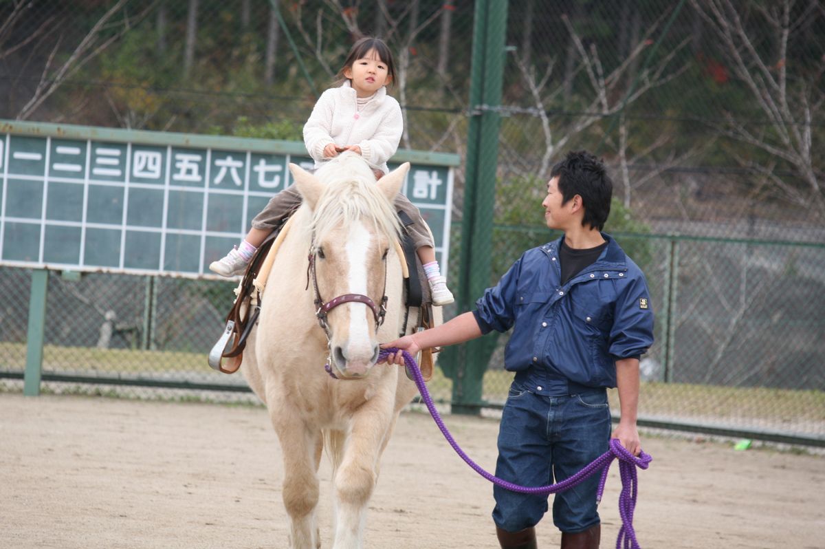 ポニー乗馬体験を楽しむ女の子