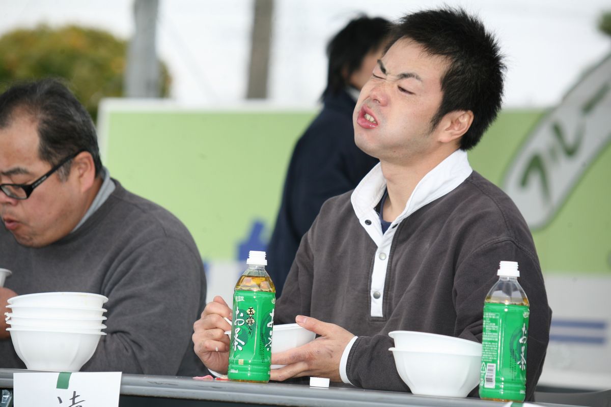 「ドン・丼食べろ！中華丼大早食い大会」に挑戦する町民