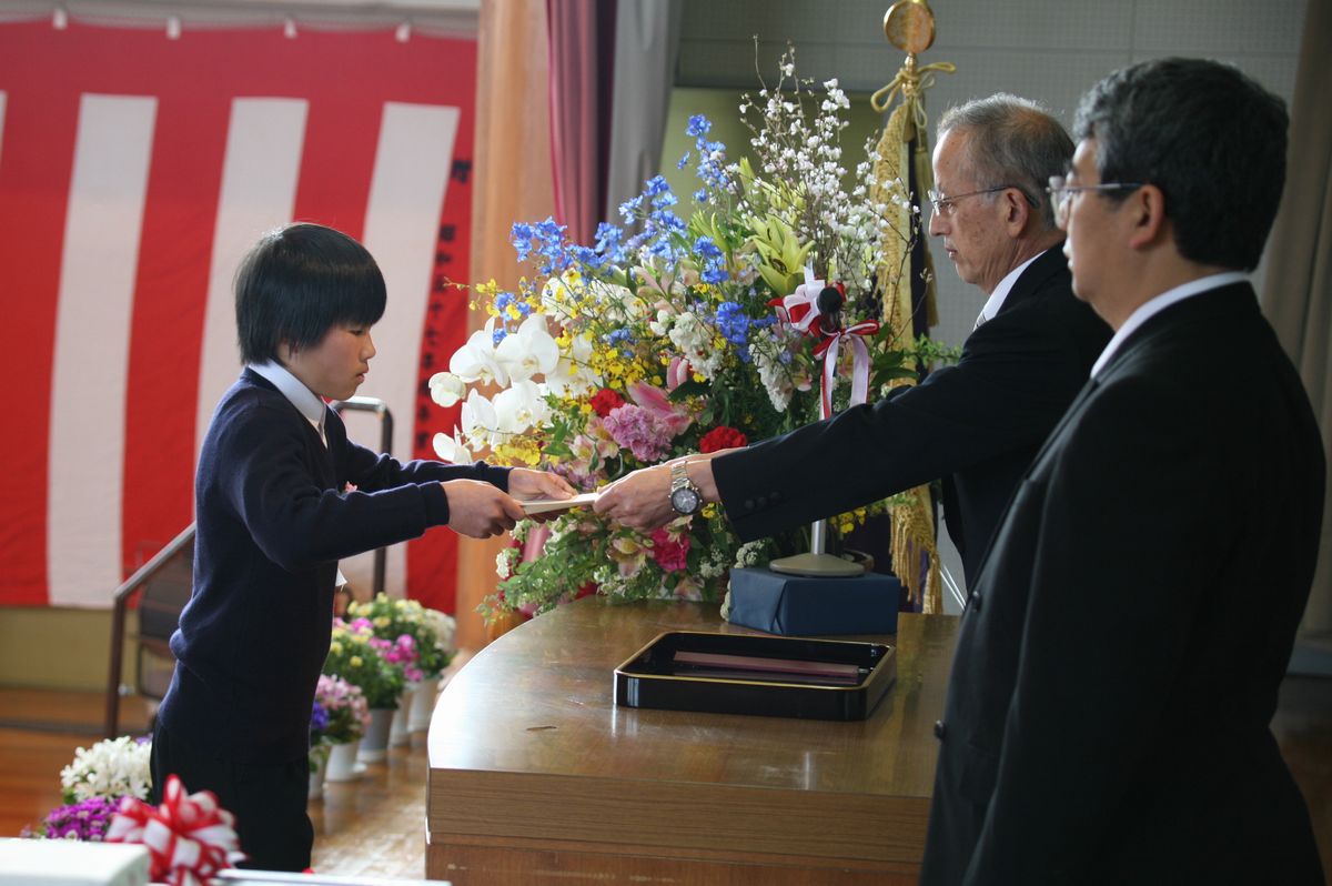 校長先生から卒業証書を受け取る卒業生