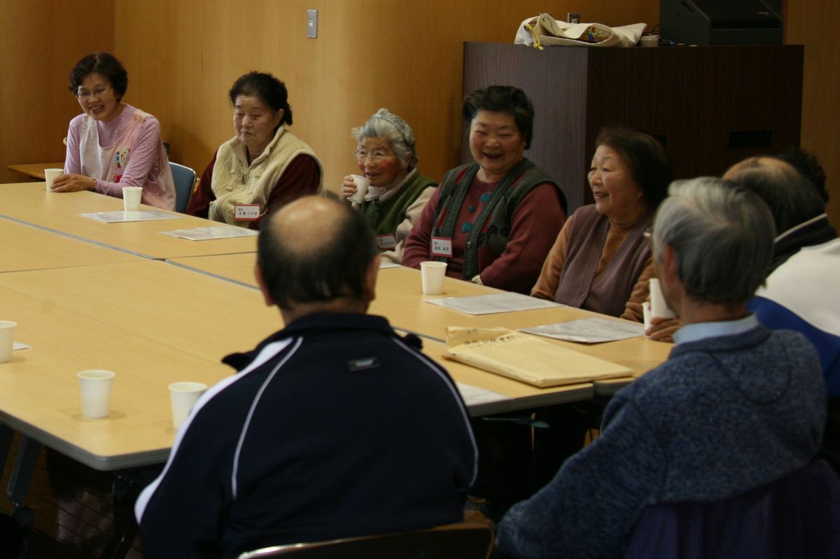 この日は15人が参加し交流を深めながら活動を行いました