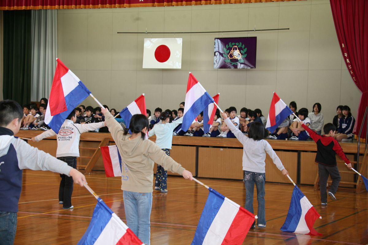 5年生の演奏をステージの上で見守る6年生たち