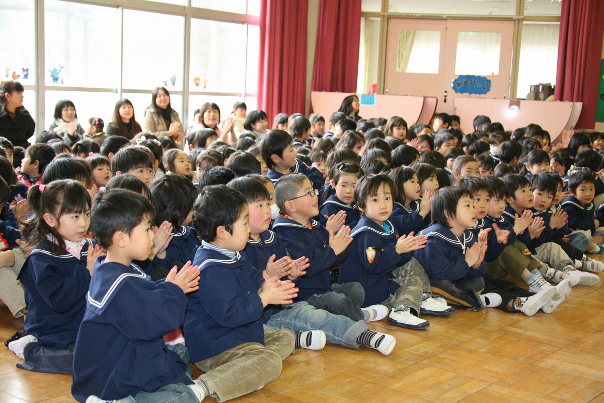 必死に飛び立とうとするアヒルの子の姿に、園児たちから自然と応援の手拍子が湧き起こり「がんばれ！がんばれ！」と声援を送っていました