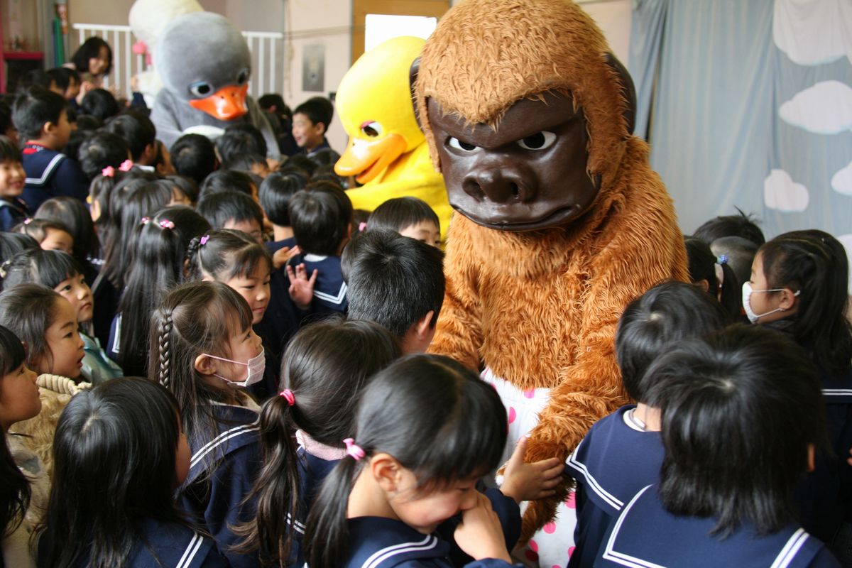 劇が終わって、あひるやゴリラの人形と握手したり遊んだりする園児