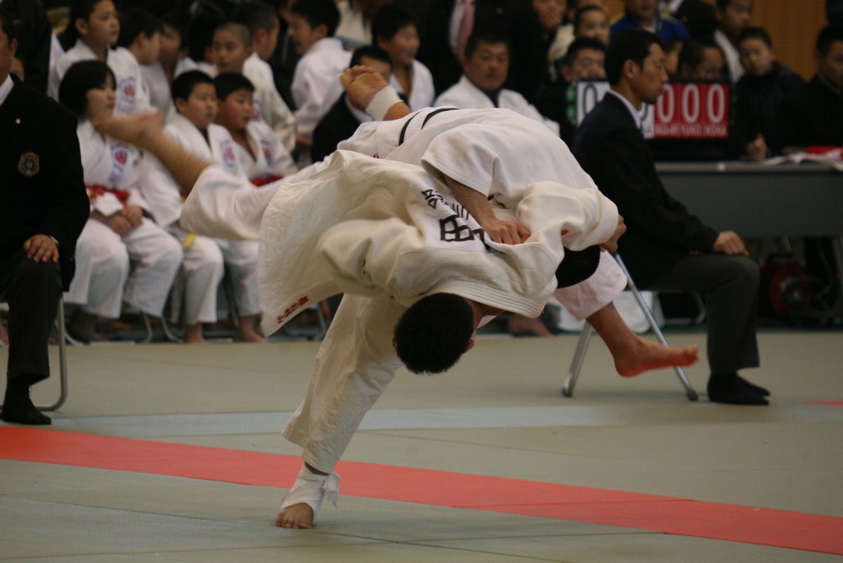 華麗な投げ技を決める選手