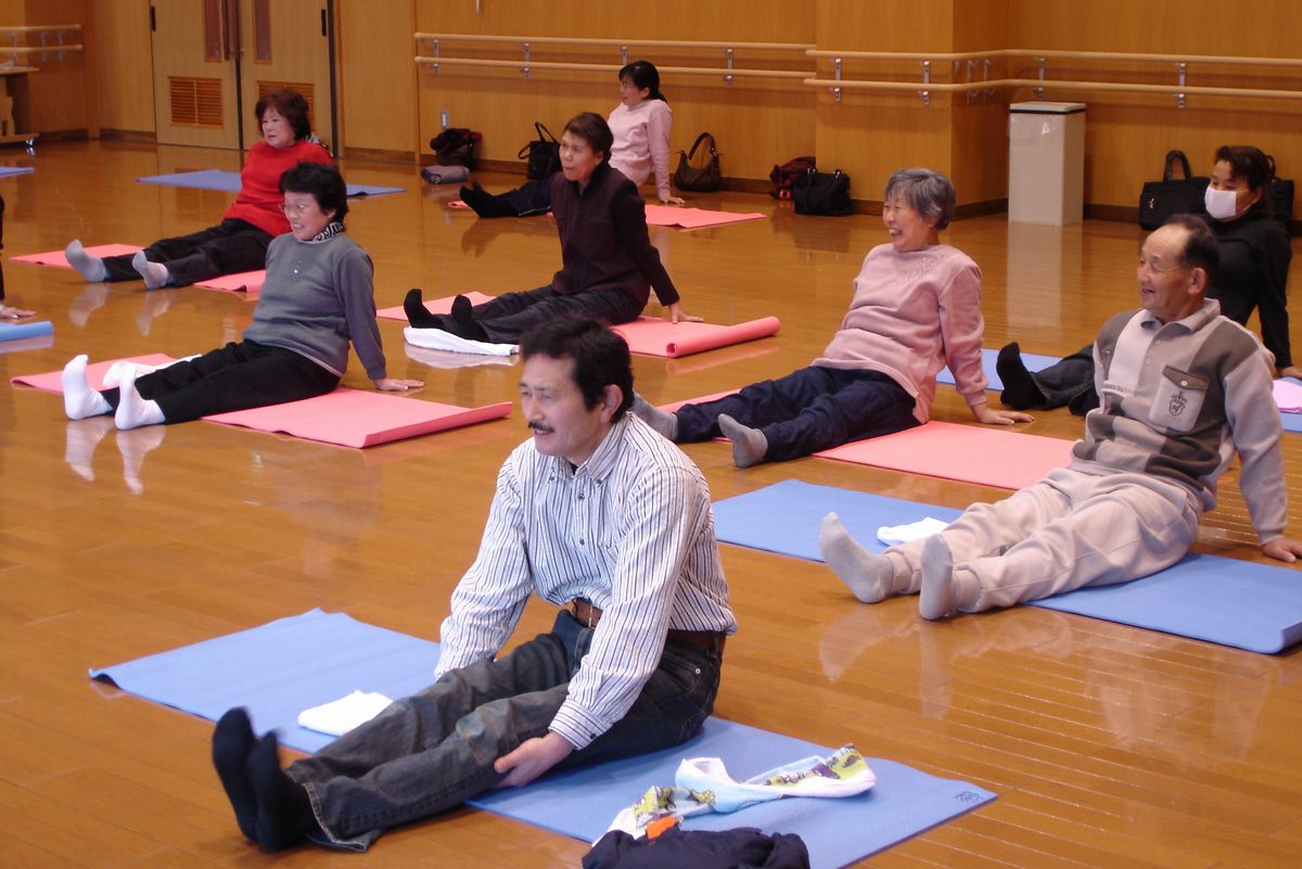 ストレッチ中も笑顔が絶えず和やかな雰囲気の参加者