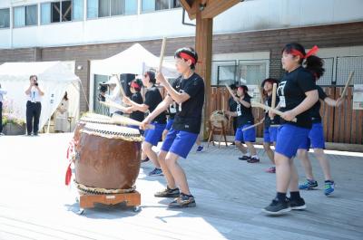 太鼓を演奏する町の児童