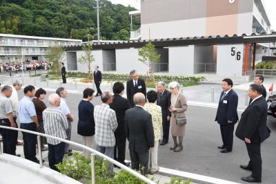 復興公営住宅の住民に声を掛けられる両陛下