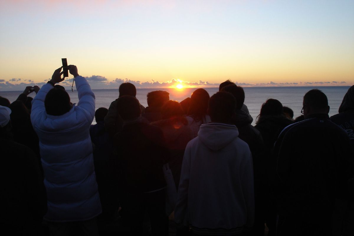 海岸線に面した小高い丘の展望台は、初日の出の絶好のスポットとして人気が高く、家族連れなど約600人が訪れました