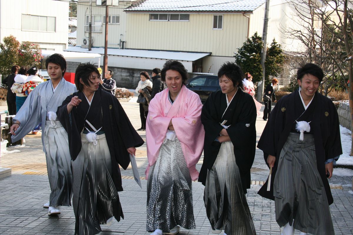 袴姿で成人式会場に向かう新成人たち