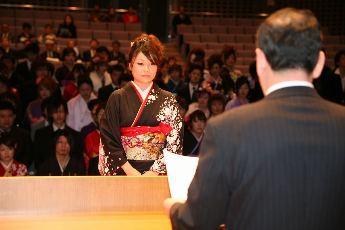 渡辺町長から成人証書と記念品を受け取る新成人代表