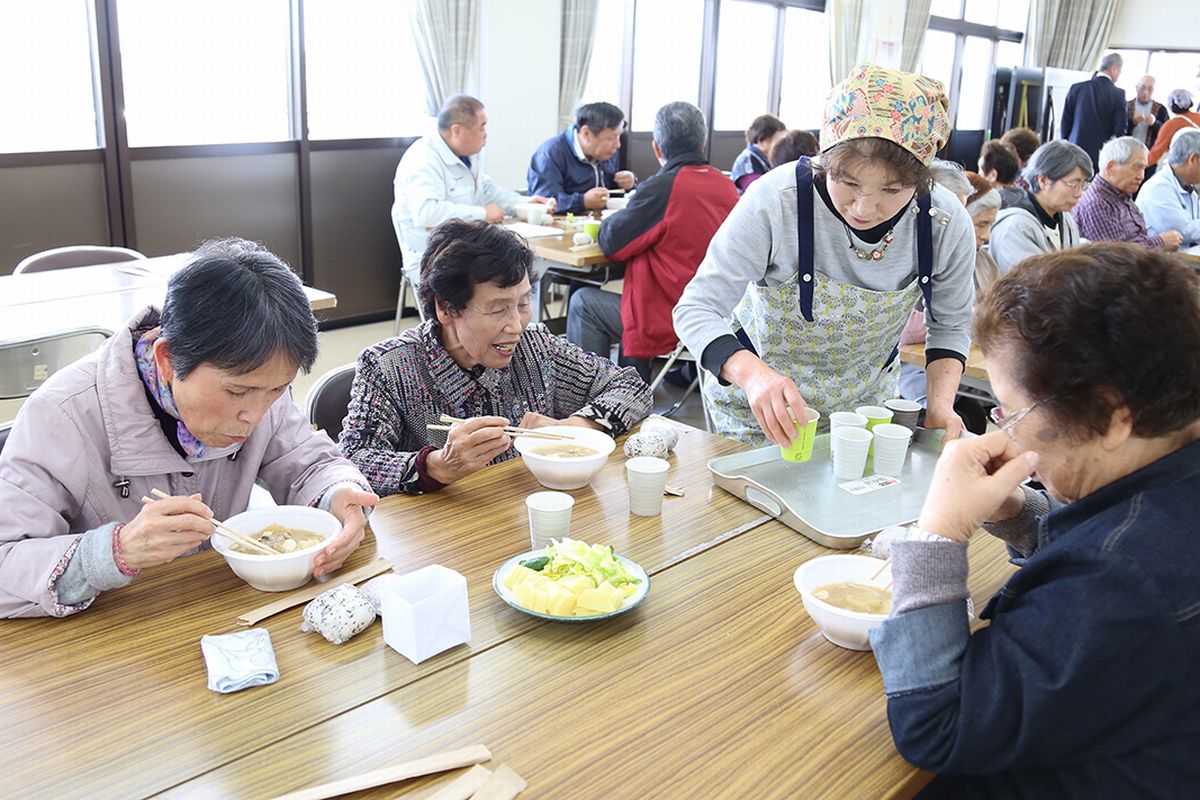 昼食を食べながら交流する参加者