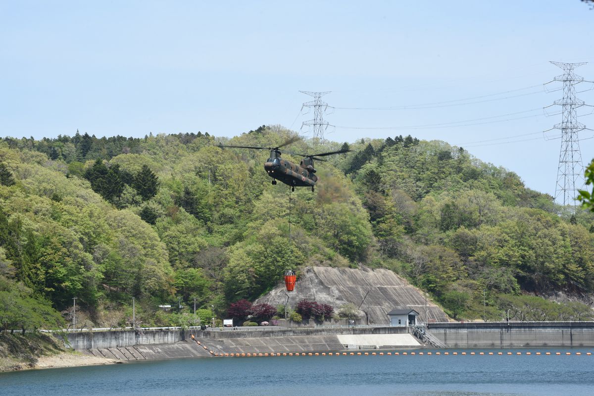 ダム湖周辺では町臨時職員や立ち寄った町民らが、慌ただしく行き来するヘリを見守りました