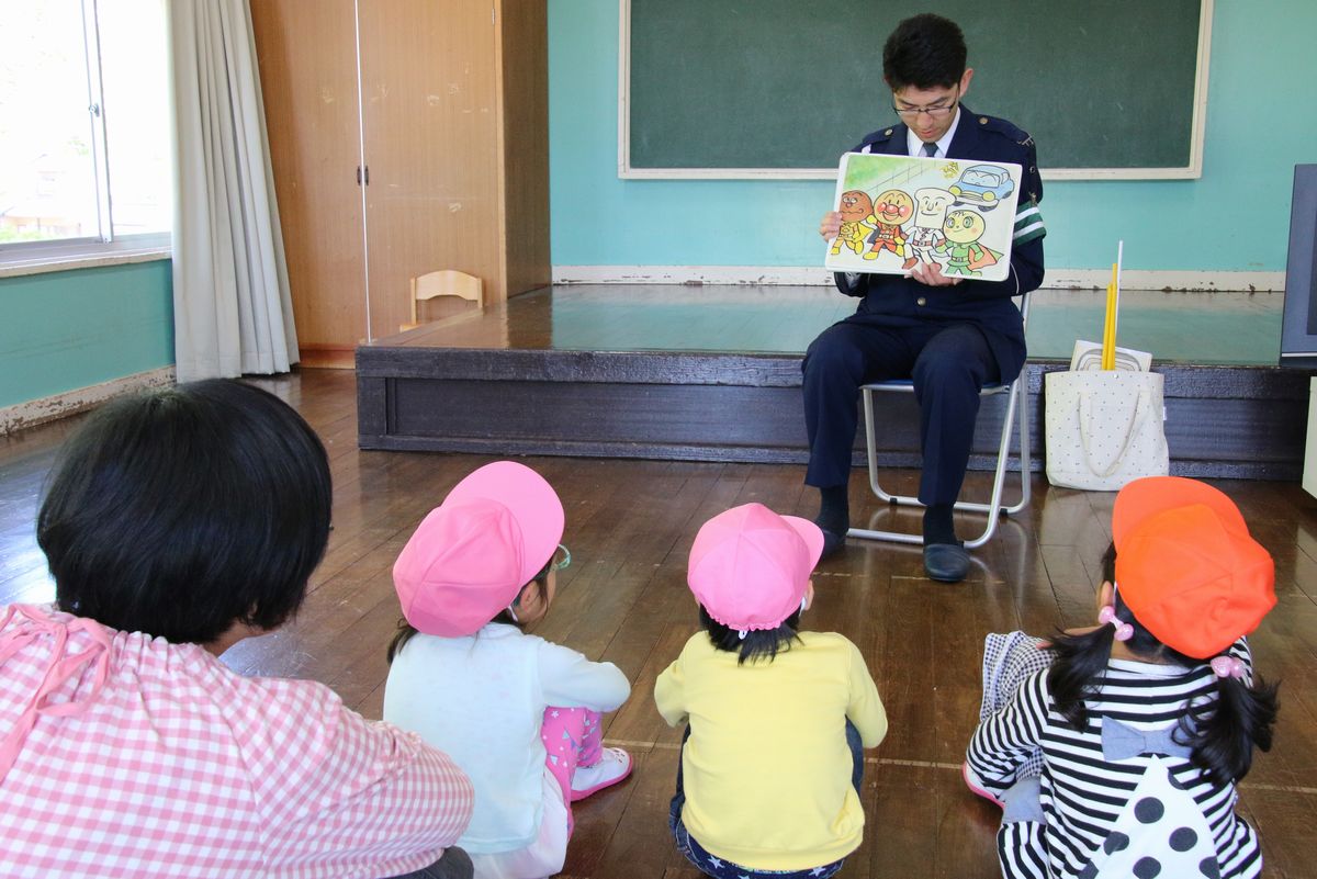 正しい交通ルールを紙芝居で学ぶ園児