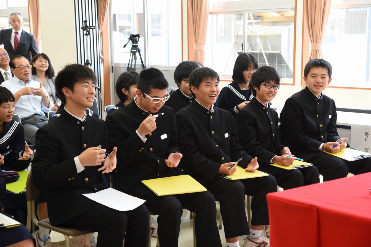 上方落語家の桂雀太さんの落語に聞き入る大熊中生