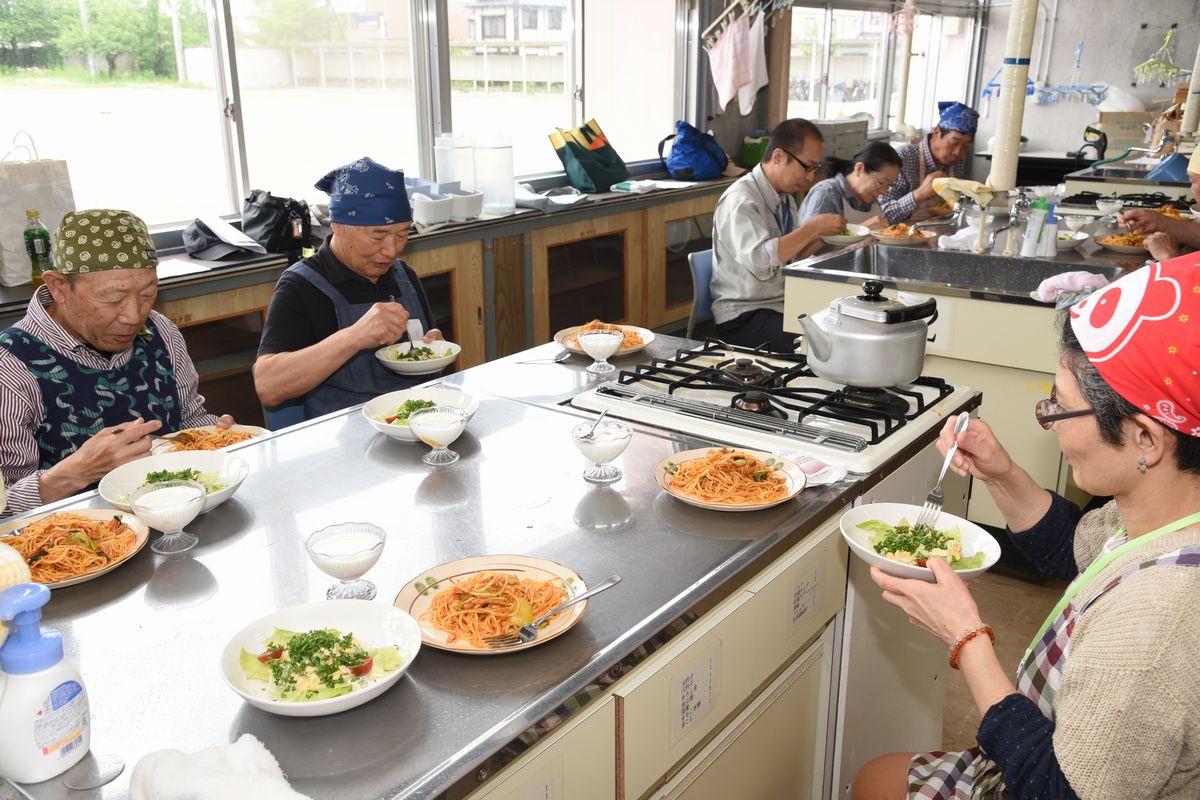 参加者全員で試食。みんな笑顔です。