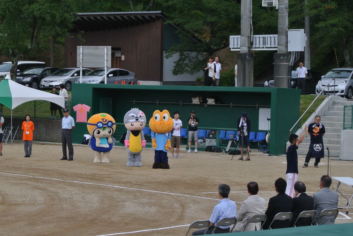 開会式で選手宣誓をする出場者