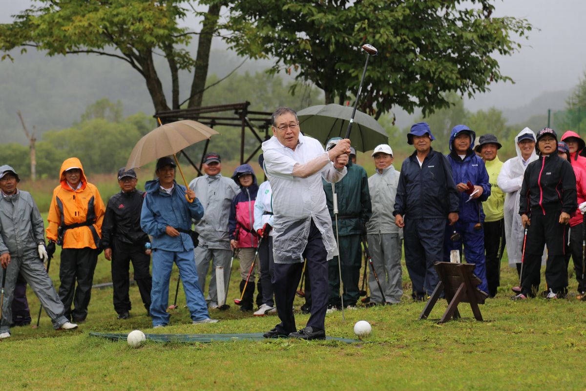 渡辺町長による始球式