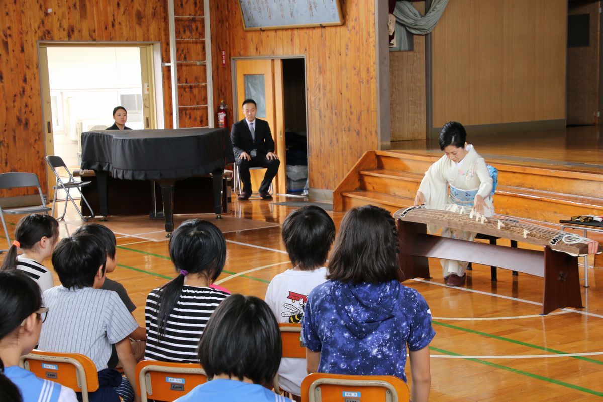 箏を演奏する遠藤さん