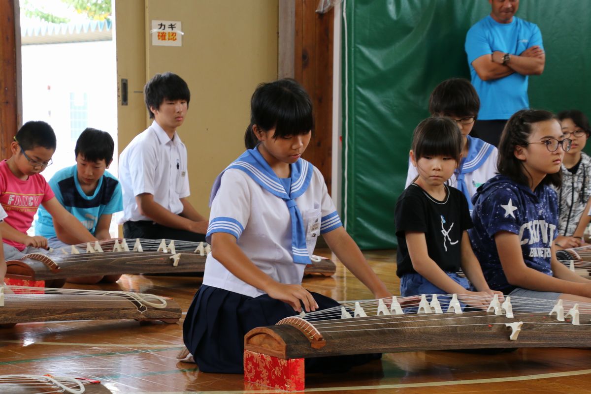 遠藤さんの指導を受けながら丁寧に音を奏でる生徒