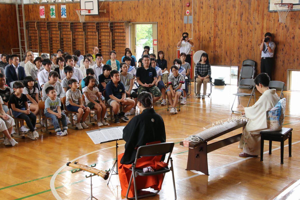 「六段の調べ」など7曲を披露した遠藤さんら