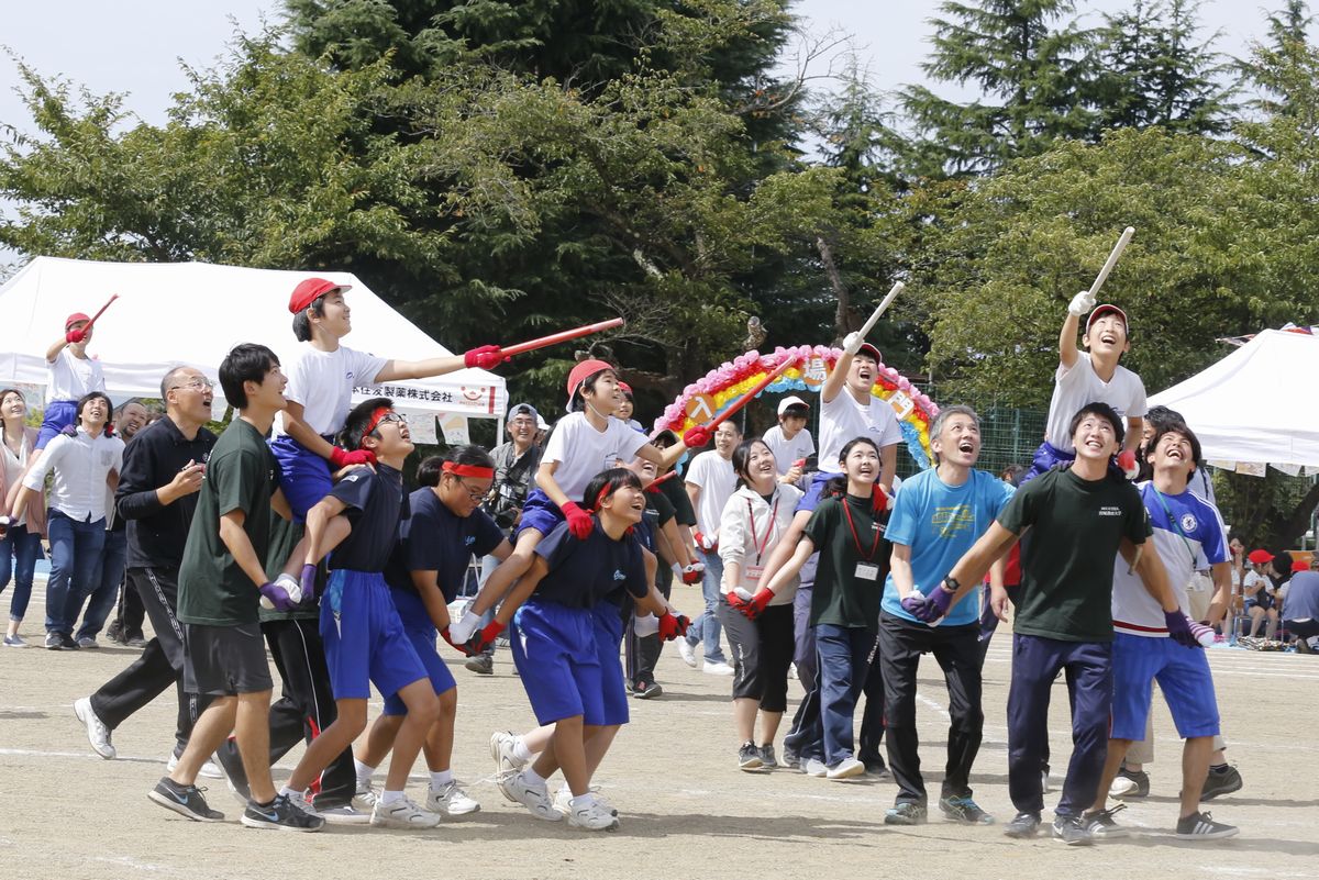 落ちてくる神旗に見立てたパラシュートを必死で追う子どもたち