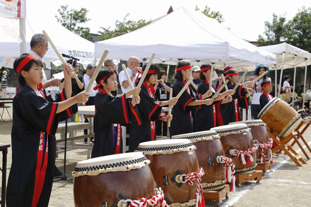 大熊盆踊りで和太鼓を披露する熊町・大野小学校の児童