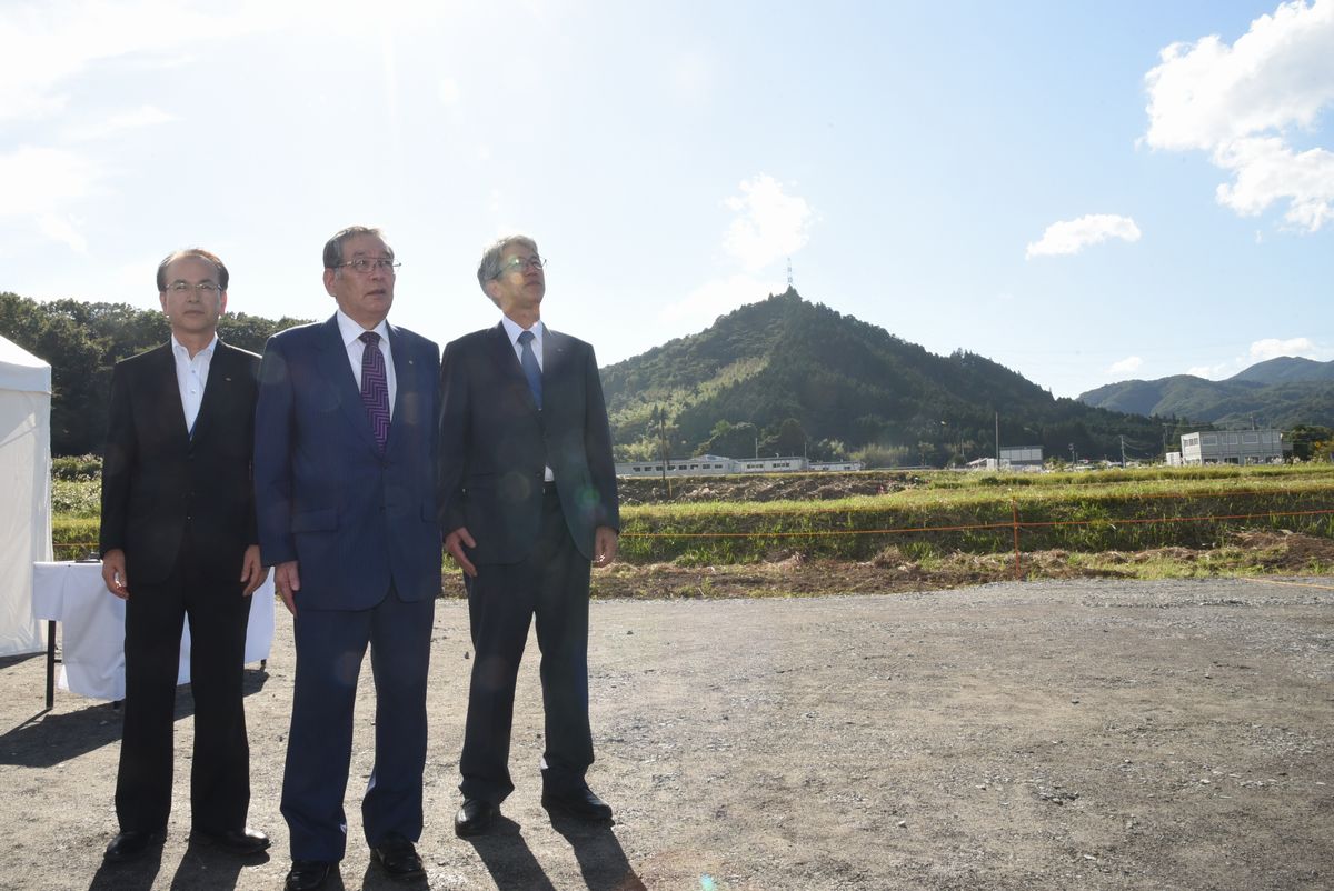 現地を見つめる渡辺町長、石田・吉田両副町長