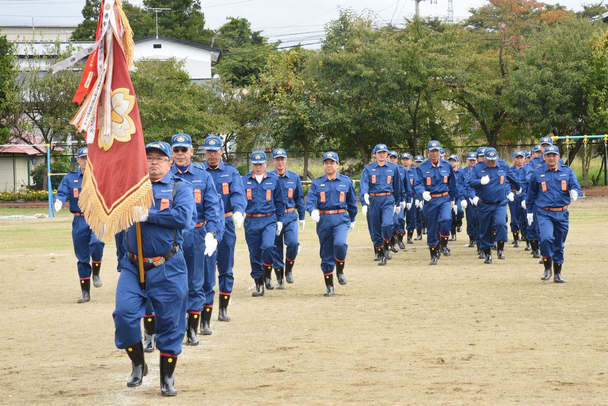 分列行進を披露する消防団