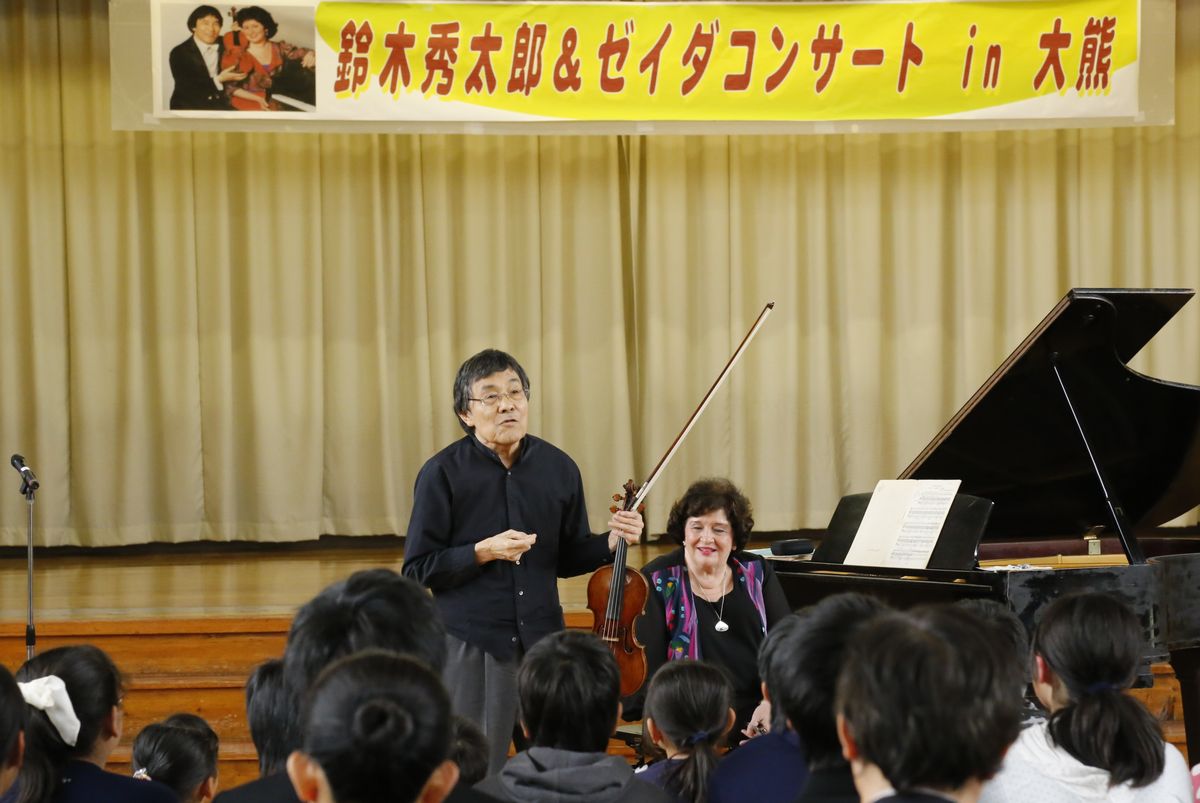 子どもたちに語りかける鈴木さん