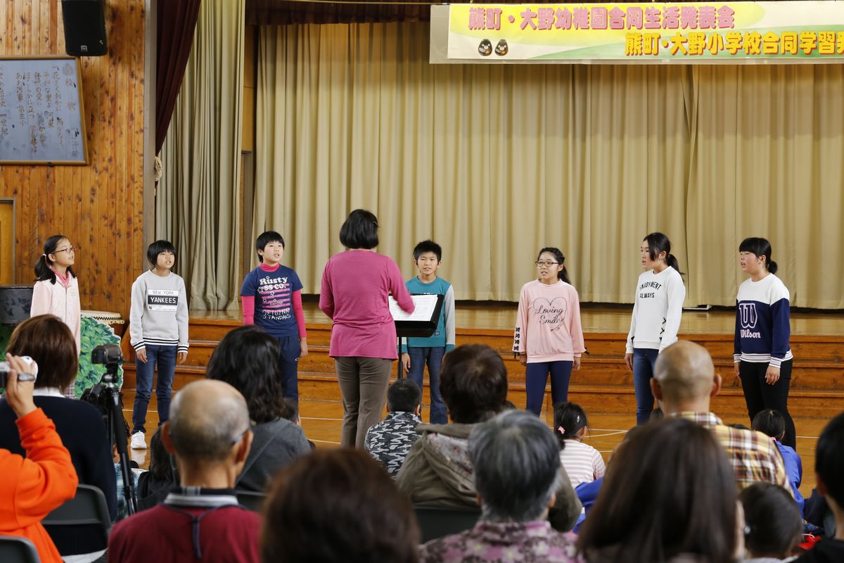 体育館中に綺麗な歌声を響かせた合唱部の児童たち