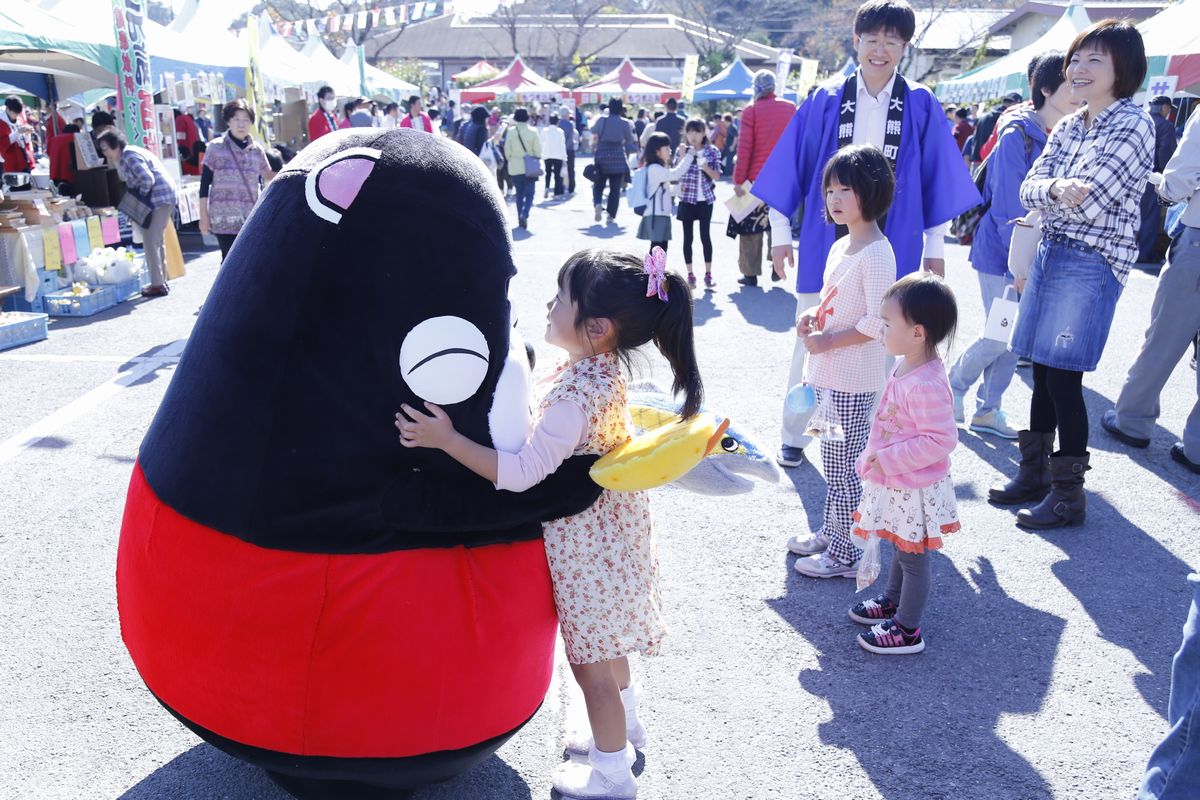 この日大人気のおおちゃん小法師とハグする女の子