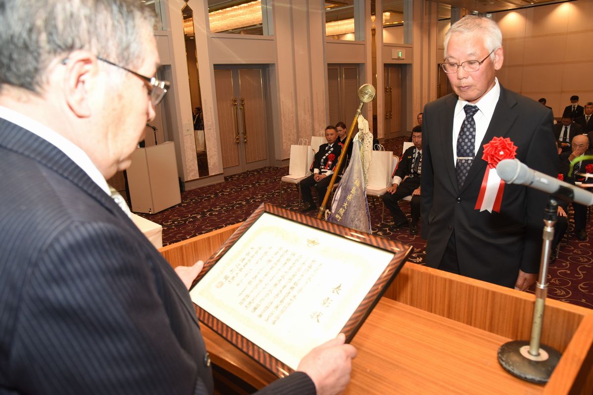 町長から表彰される特別功労章に選ばれた吉田さん