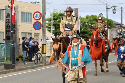 浪江町内を行進する武内副執行委員長ら