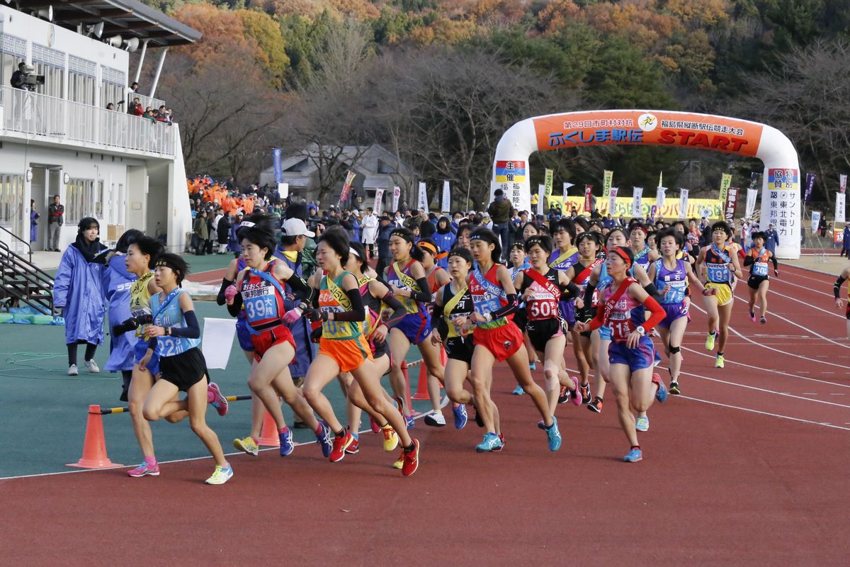 しらかわカタールスポーツパーク陸上競技場をスタートした1区の選手たち