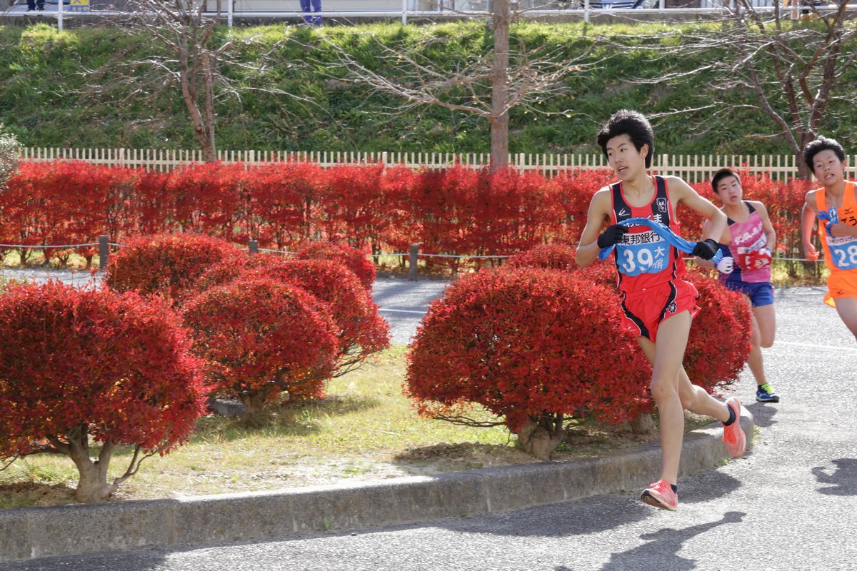 強風と寒さの厳しいコンディションの中、力走した8区の選手