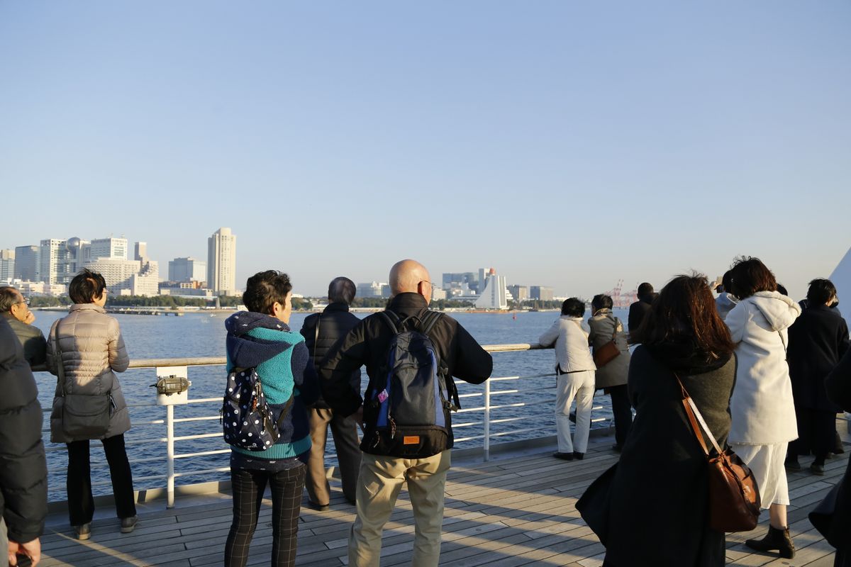 クルーズ船で東京湾を巡り交流を深めた一行