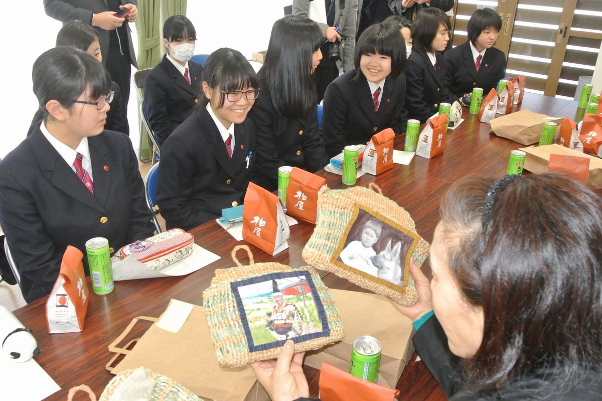 三島町の伝統工芸「ヒロロ織り」の小物入れに、生徒が町民たちの思い出の写真をもとにした絵画を縫い付けてプレゼントしてくれました