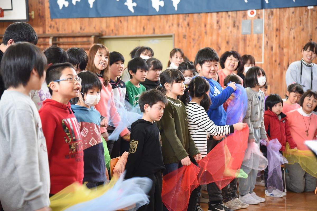 愛知・岐阜両県のピアノ講師や音楽療法士による音楽グループ「セルフィーユ」のみなさんと交流する児童たち