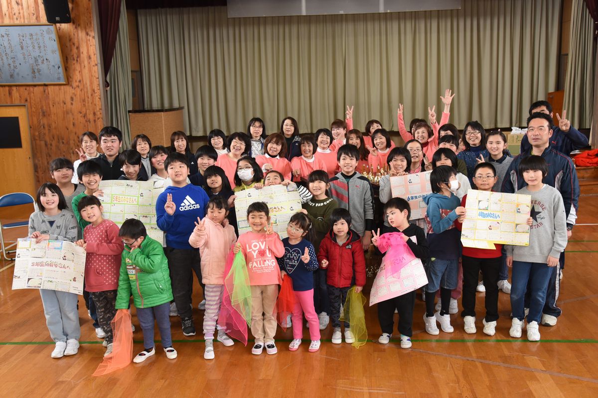 岐阜県の子どもたちからの応援メッセージを持ち、参加者全員で記念撮影