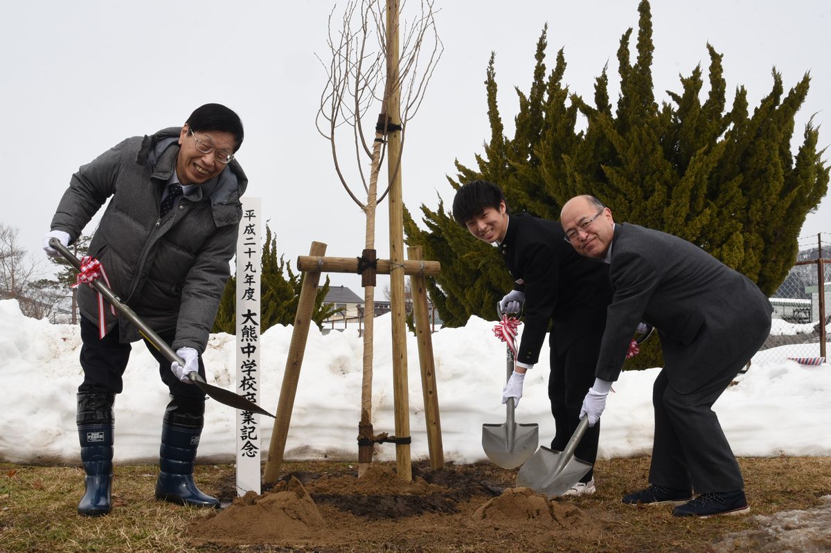 ジンダイアケボノの苗に土を盛る会津大学理事長兼学長ら