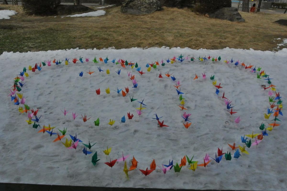 町役場会津若松出張所前庭にハート型に飾られたたくさんの折り鶴