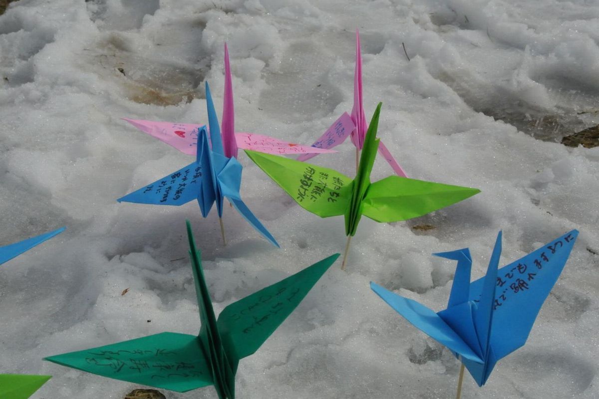 前庭に飾られた羽にメッセージを記した折り鶴