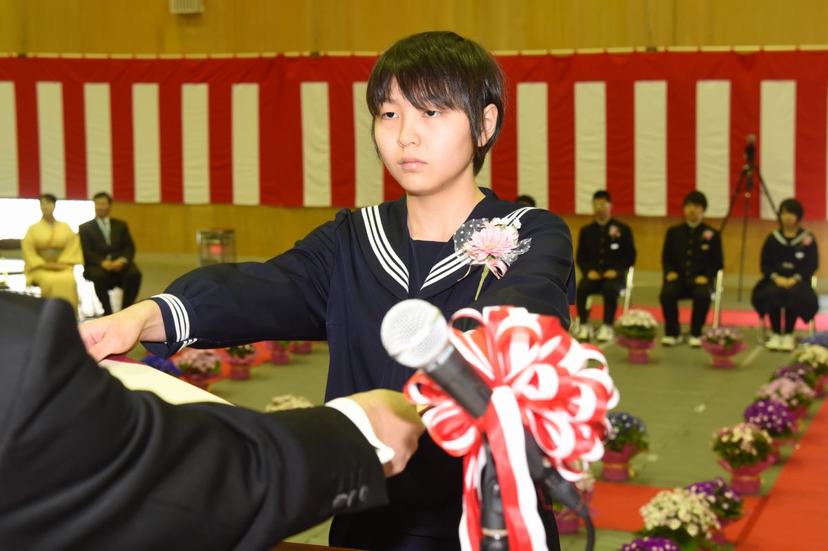 早川校長から卒業証書を受け取る卒業生