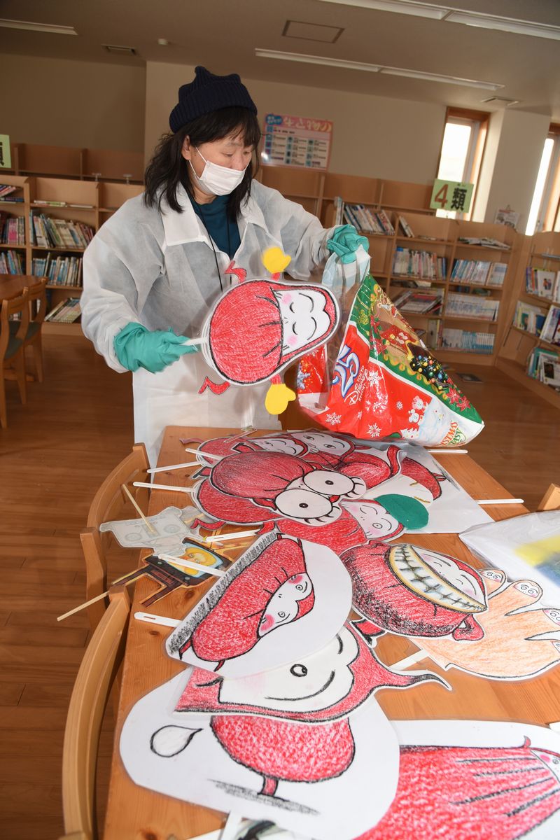 図書室の部屋から当時使っていた小道具を見つけた、母親有志の読み聞かせボランティアの方