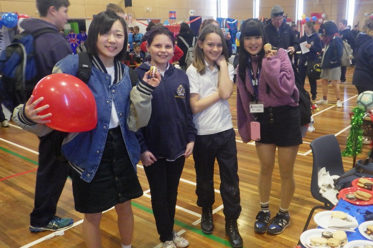 現地の学校の学園祭に参加し、楽しい時間を過ごした団員たち