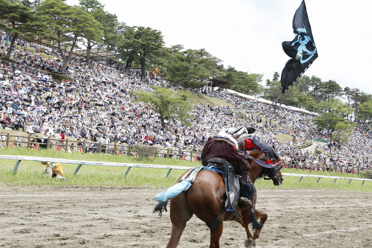 人馬一体となり、屋号の旗をなびかせて疾駆する騎馬武者