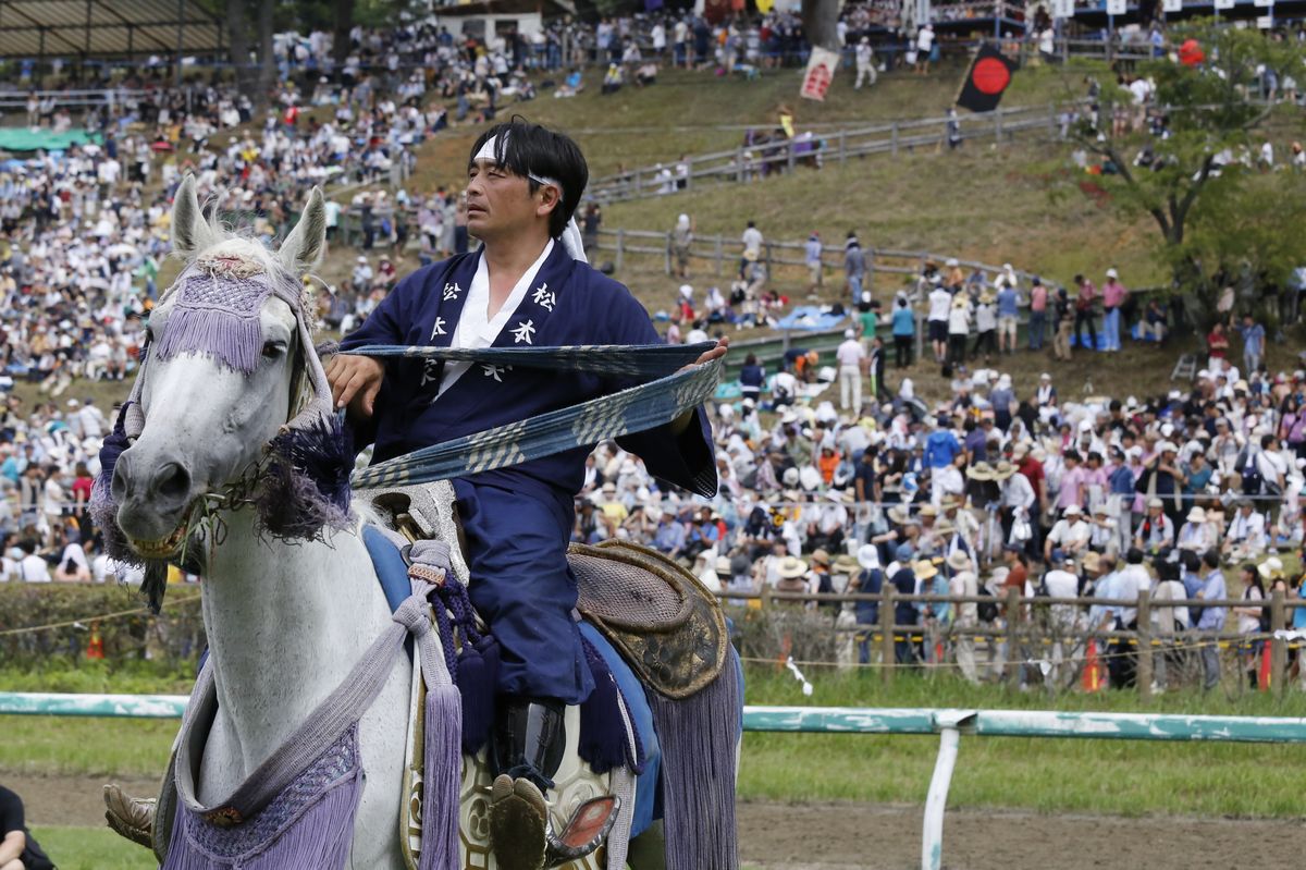 真っ白な馬に乗り会場を見つめる騎馬武者