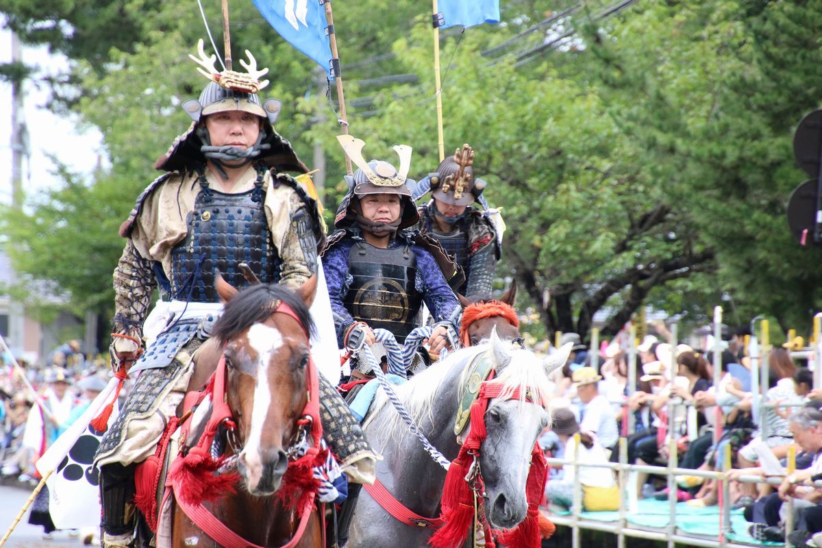 会場を堂々と練り歩く騎馬武者たち