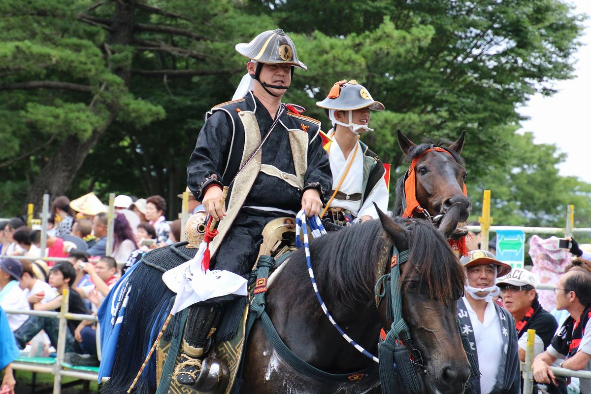 大観衆の中を颯爽と歩く騎馬武者たち